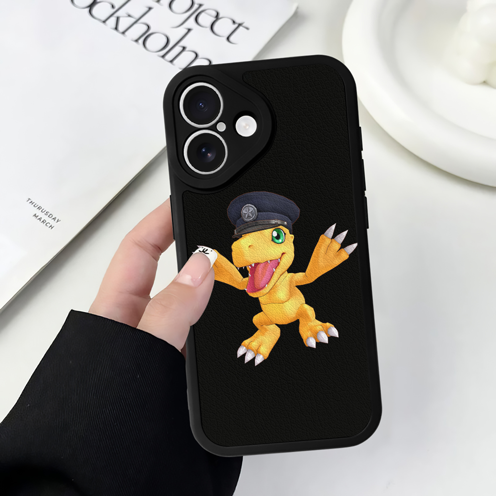 （画像用） Digimon デジタルモンスター/デジモン 【iPhone 16シリーズ対応】シリコンスマホケース（レザー調） 材質：シリコン